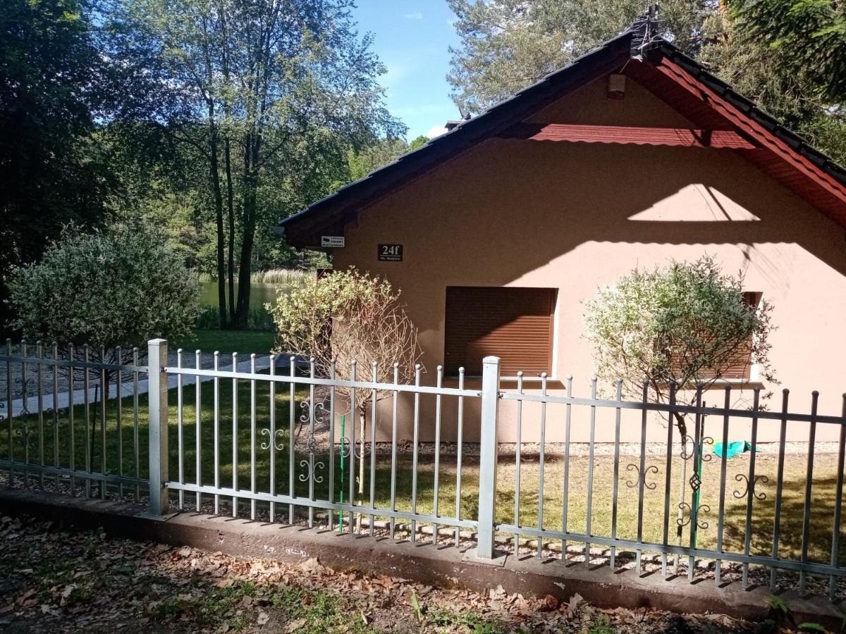 Urokliwy Domek Nad Brzegiem Jeziora Lubiatów Exteriör bild