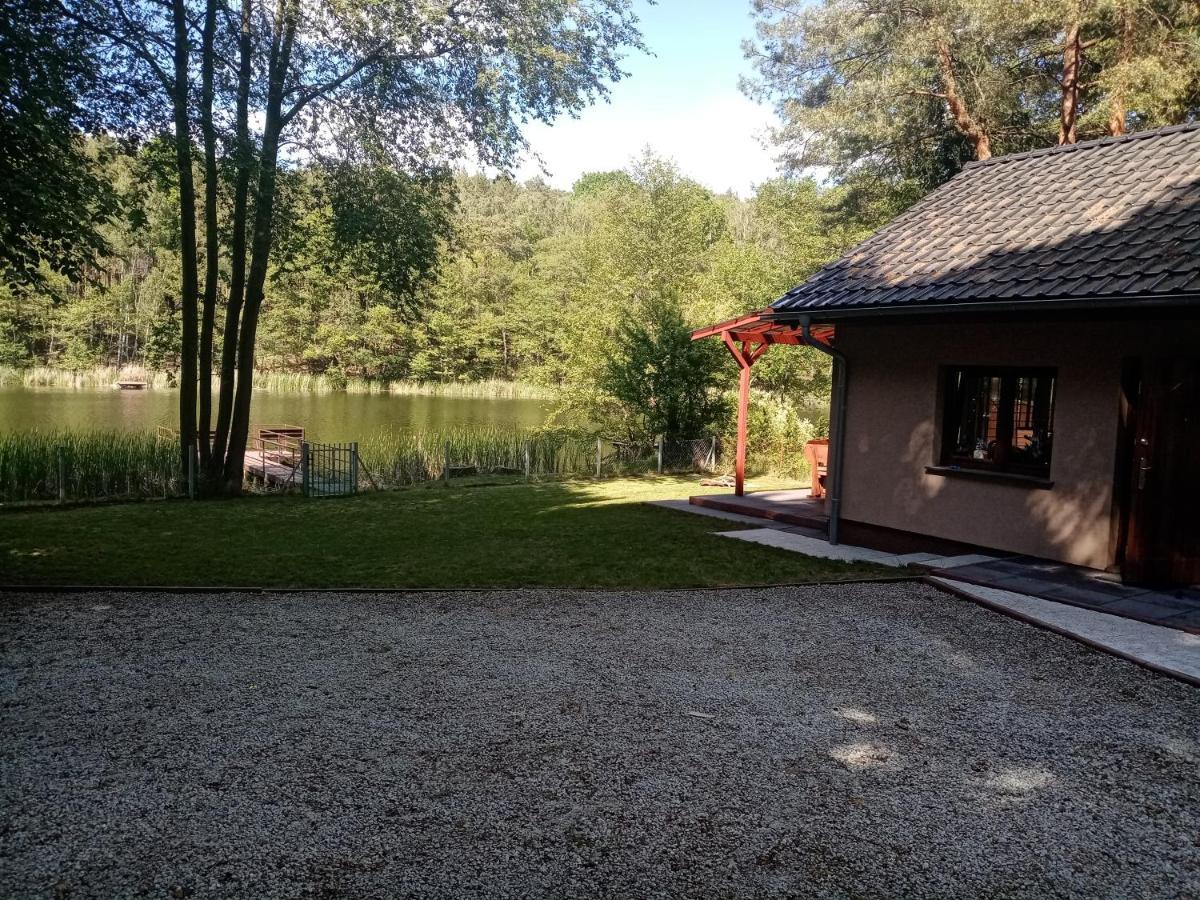 Urokliwy Domek Nad Brzegiem Jeziora Lubiatów Exteriör bild